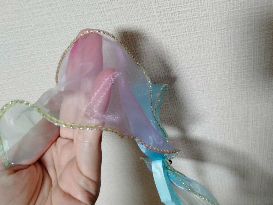 筆者撮影（セリア、ペット用チョーカー グラデーションリボン）