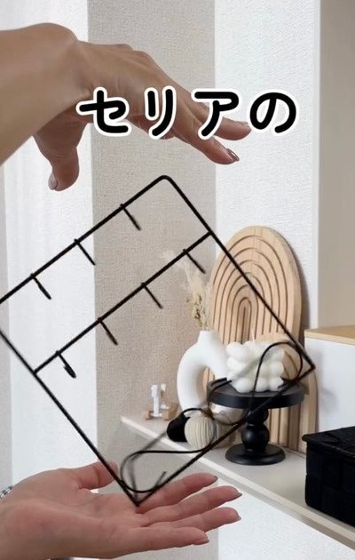 「可愛い！使いやすそう！」セリアの〈キースタンド・カードリング〉が→便利でおしゃれな〈ヘアゴム収納〉に大変身！