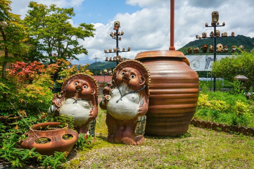 滋賀県甲賀市で撮影された「意外な置物」　たぬきじゃない信楽焼が並ぶ光景がほほえましい