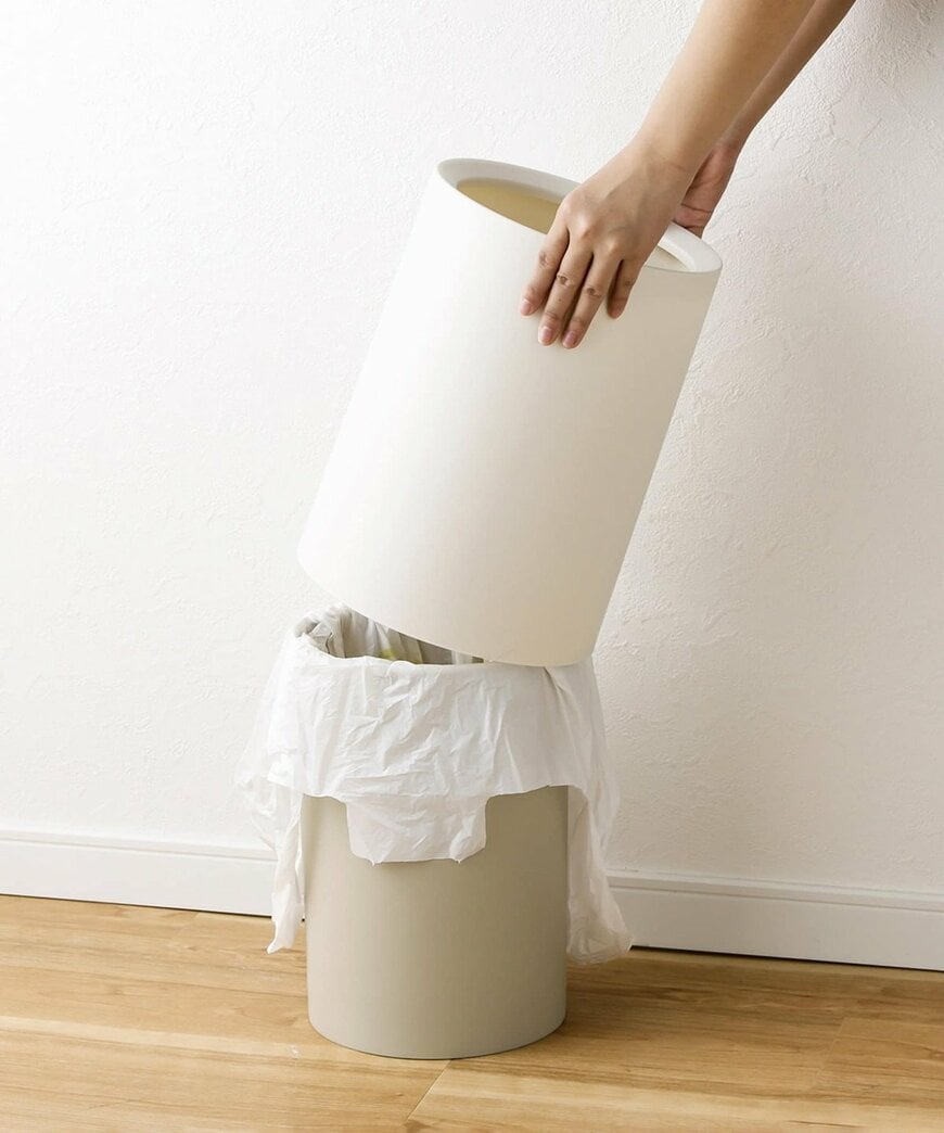 出所：3COINS公式　《ごみ袋が見えない》ラウンドダストボックス