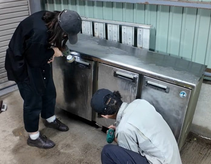 「天才だぁ〜！」汚れてボロボロの〈業務用冷蔵庫〉→インダストリアルな〈収納＆作業台〉に大変身！重厚感がかっこよすぎる