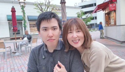 【33歳差カップル】シャイすぎる25歳彼氏が58歳彼女とラブラブ“笑顔の練習”まさかの表情がほほえましい