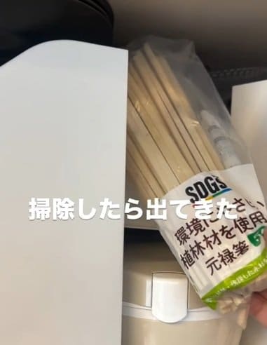 【100均DIY】捨てるはずの〈古い割り箸〉→貼って塗るだけの簡単DIYで「高見えウォールアート」に大変身！「センス抜群！」と話題