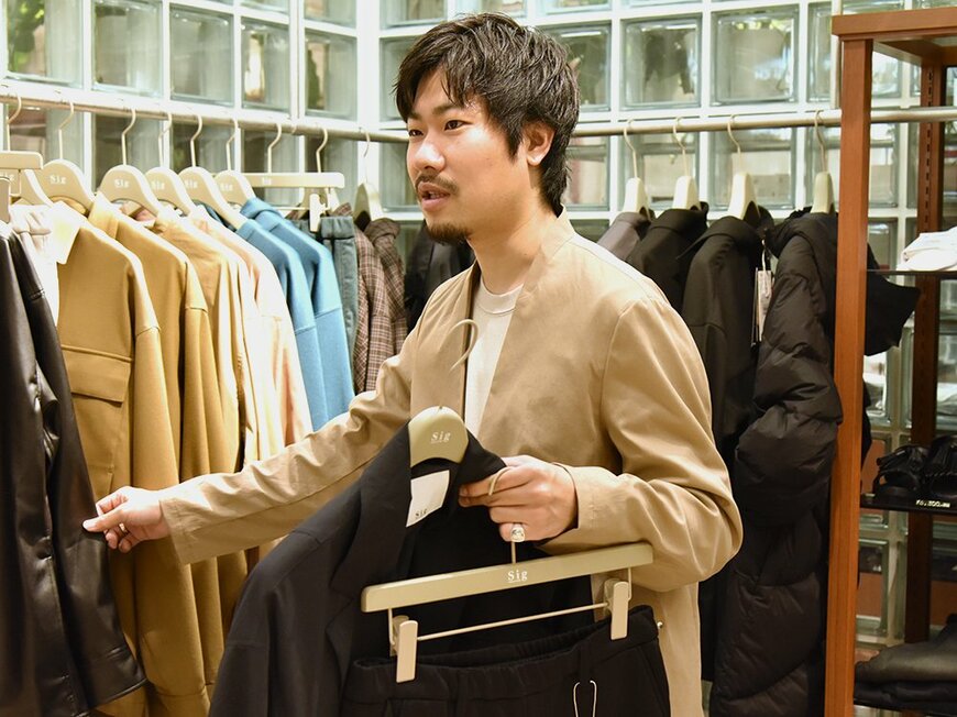 2020年3月にオープンしたSig FREAK'S STORE（シグフリークスストア）新宿LUMINE2店。話を伺うのは店長を務める奥村さん。こう見えて、大の古着好き