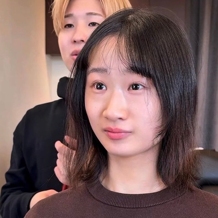「大人っぽく見られたい」女性がショートヘアでイメチェン！前髪を流すスタイルで洗練された雰囲気に