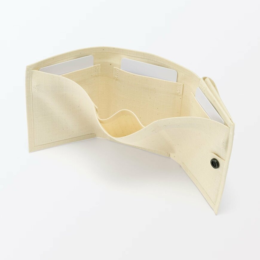 「耐水生地を使った　コットンウェルダー　三つ折り財布（生成）」