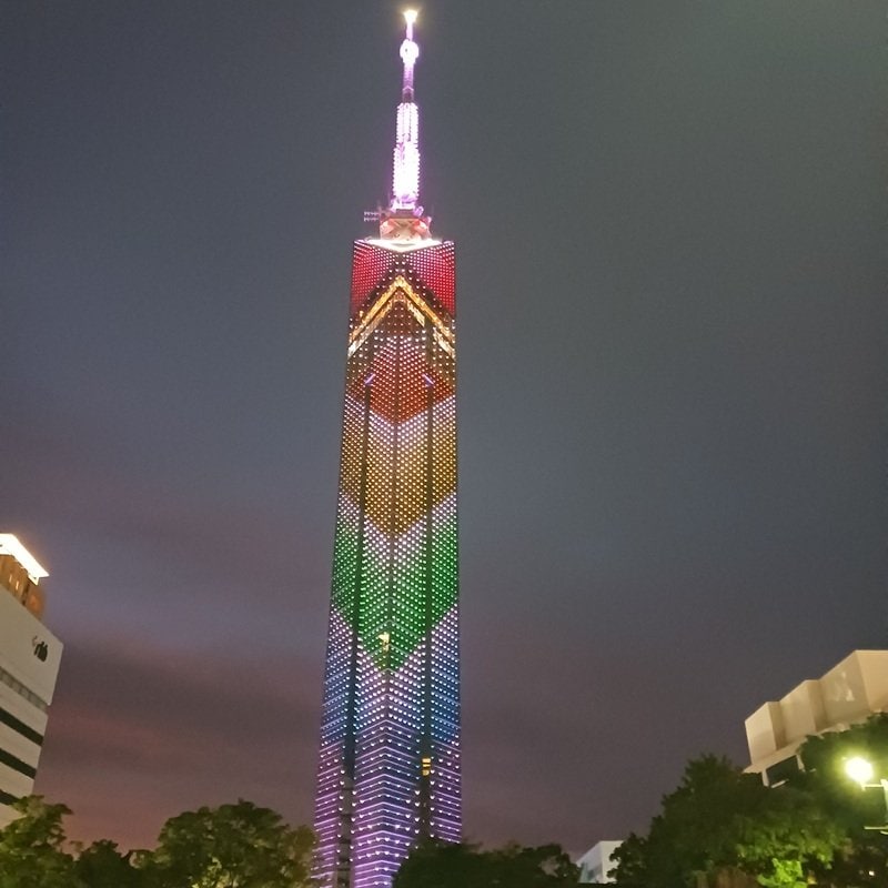 2026年5月1日（金）～5月6日（水）のゴールデンウイーク期間中に彩られた福岡タワーの「虹色イルミネーション」