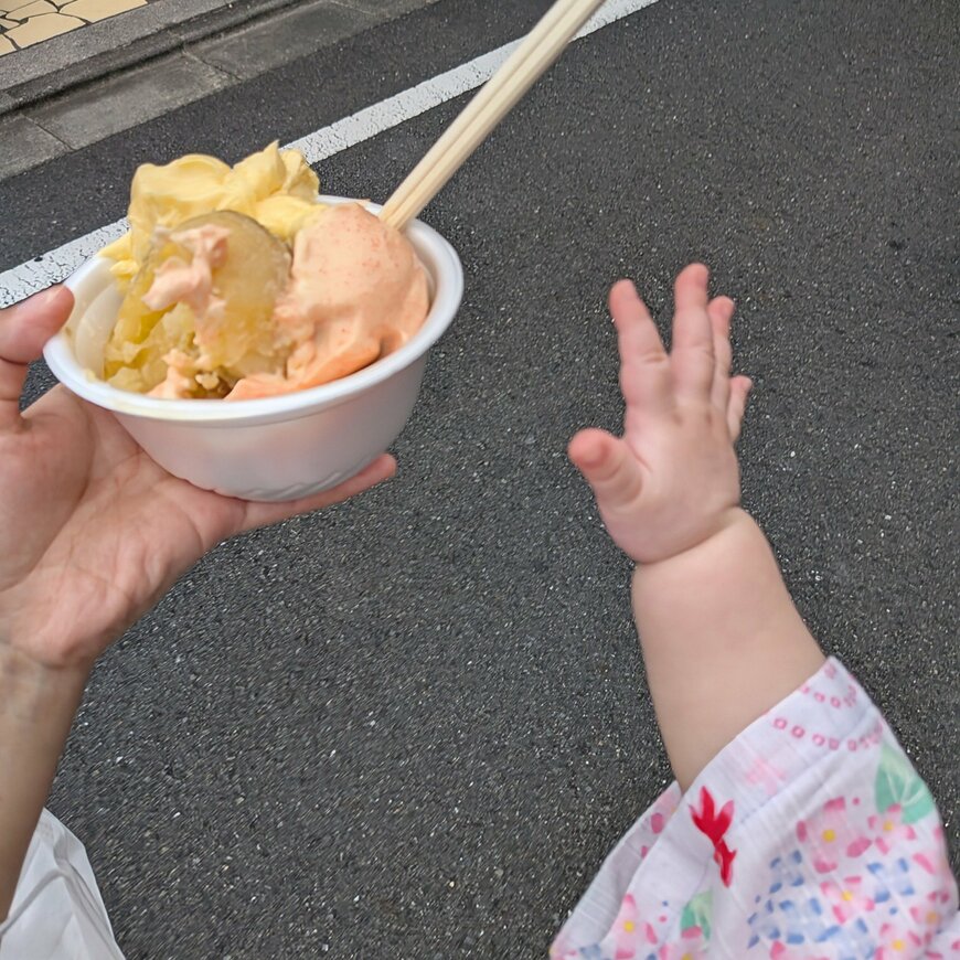 赤ちゃんの手が写っていますね