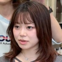 ミディアムヘアで初パーマをかける女性→フェミニンな〈ウルフパーマ〉が完成！「めっちゃいい感じです」と笑顔