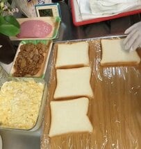 はじっこまで具ぎっしり「サンドイッチ弁当6人分」一緒に「夜ごはんビビンバ弁当」も完成！？働く主婦のスペシャルな手際が話題