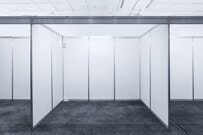 会社の宣伝のために初めて展示会に出展　「予算を抑えて申し込んだ自社ブース」がSNSで話題に