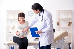 43歳で妊娠、44歳で出産…待ち受けていた過酷な妊娠生活と「命の選択」