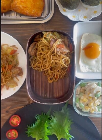 具だくさんな焼きそばを盛り付けます