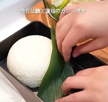 ご飯を盛り付けます