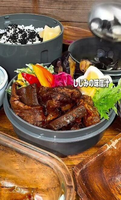 胡麻をたっぷりかけたご飯の隣で、しじみの味噌汁の用意が進むところ