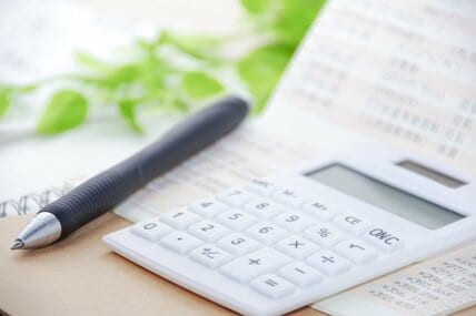 【厚生年金】月10万円未満と月20万円以上、受給者が多いのはどっち？受給額の分布は19.0％対18.8％。平均月額と、10月に撤廃された「106万円の壁」も