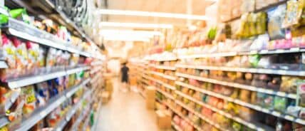 白黒パッケージの「かっぱえびせん」が並ぶお菓子売り場に紛れていたのは…「擬態失敗」した商品に反響