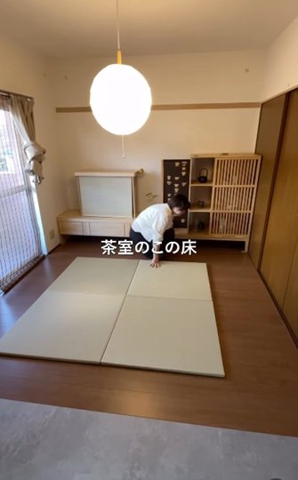 築30年賃貸の〈色が好きじゃない床〉→〈モダンなモルタル柄〉に大変身！フロアタイルの簡単DIYがおしゃれすぎ！