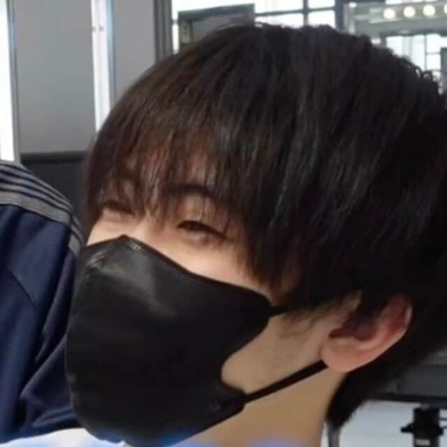 〈人生初のブリーチ〉に挑戦する黒髪男性→ハイトーンの〈グレーカラー〉で雰囲気ガラリ！「もう最高です！」と仕上がりに満足