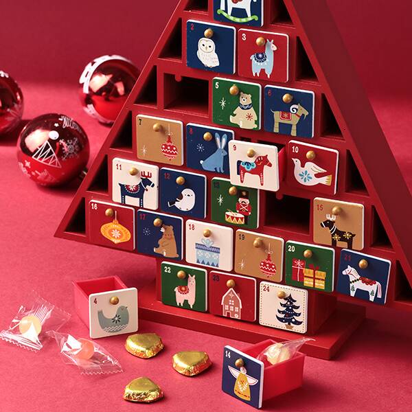 1日1個ずつお菓子が楽しめる、ツリータイプのカレンダー