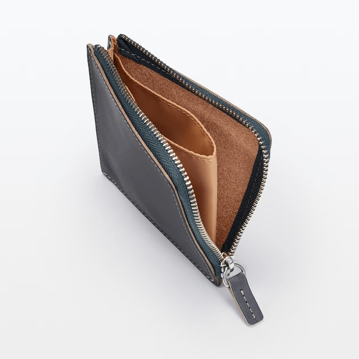 ヌメ革ならではの手触りと風合いが特徴的