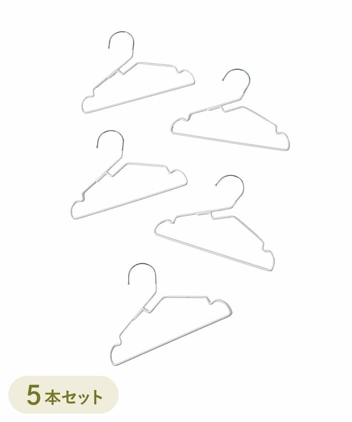 ノンスリップハンガーはフック下に切れ込みがあり、首元の伸びを防止しながら洋服を掛けられます