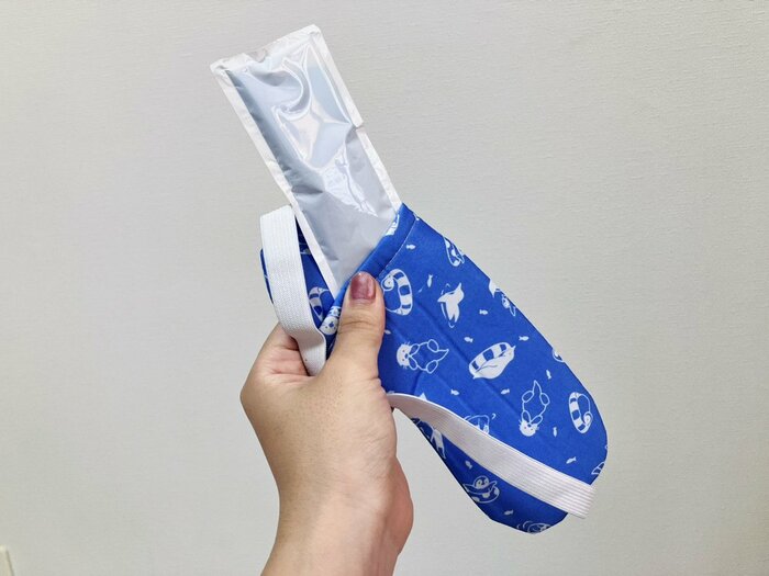 保冷剤をいれているところ