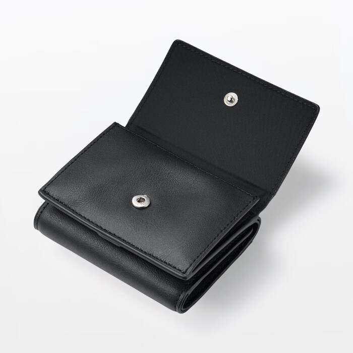 ポケットに入れやすいコンパクトな三つ折り財布