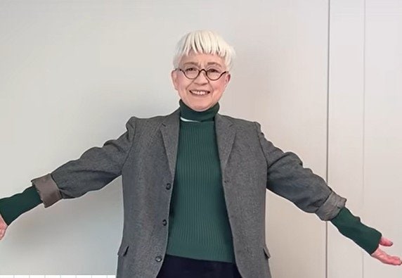 【70代マダム】しまむら「グリーンニット」のコーデが素敵。プチプラアイテムの垢抜けスタイルに絶賛の声