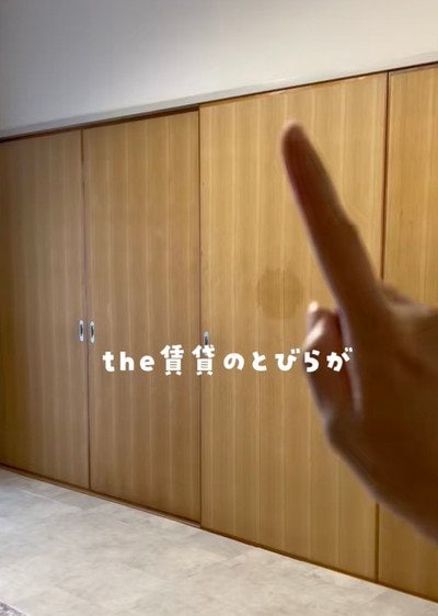 「まるでカフェみたい！」賃貸のシンプルな〈ブラウンの扉〉が→木の温もりあふれる〈ヴィンテージ風のおしゃれ扉〉に大変身