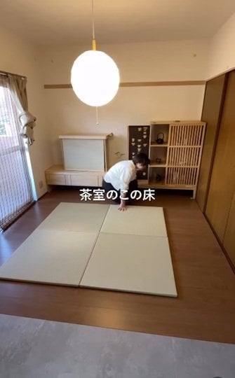 築30年賃貸の〈色が好きじゃない床〉→〈モダンなモルタル柄〉に大変身！フロアタイルの簡単DIYがおしゃれすぎ！