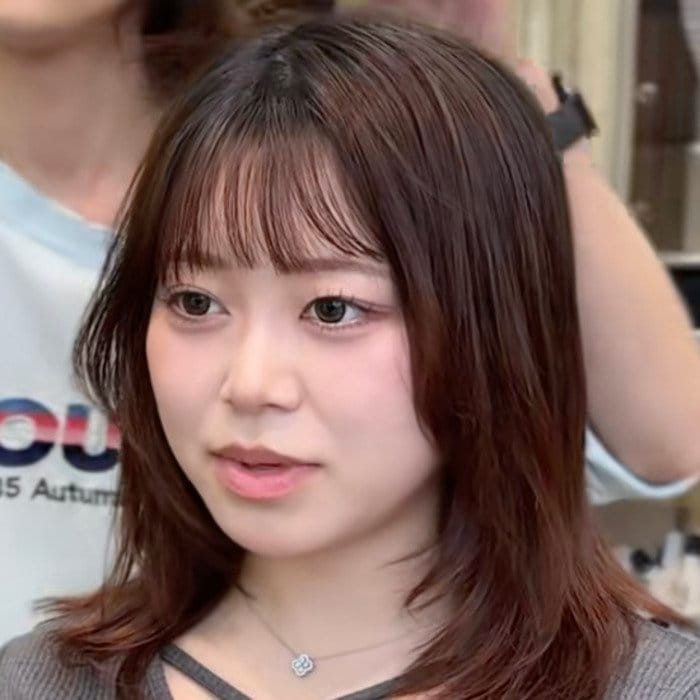 ミディアムヘアで初パーマをかける女性→フェミニンな〈ウルフパーマ〉が完成！「めっちゃいい感じです」と笑顔