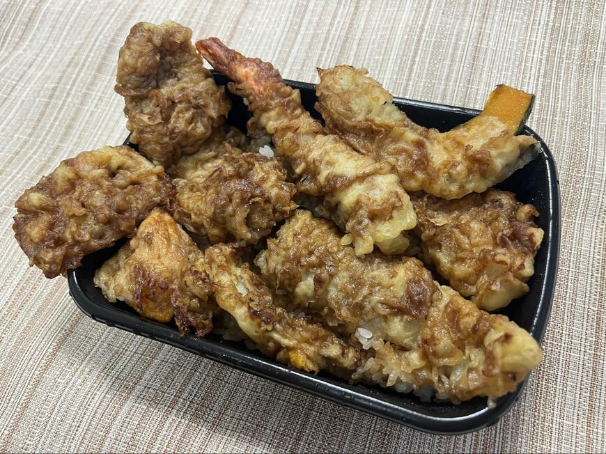 【東京都新宿区】テイクアウトでも特大ボリューム「天麩羅 えびのや」の弁当はご飯が見えない天ぷらの量！