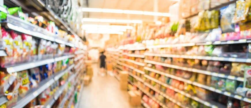 白黒パッケージの「かっぱえびせん」が並ぶお菓子売り場に紛れていたのは…「擬態失敗」した商品に反響