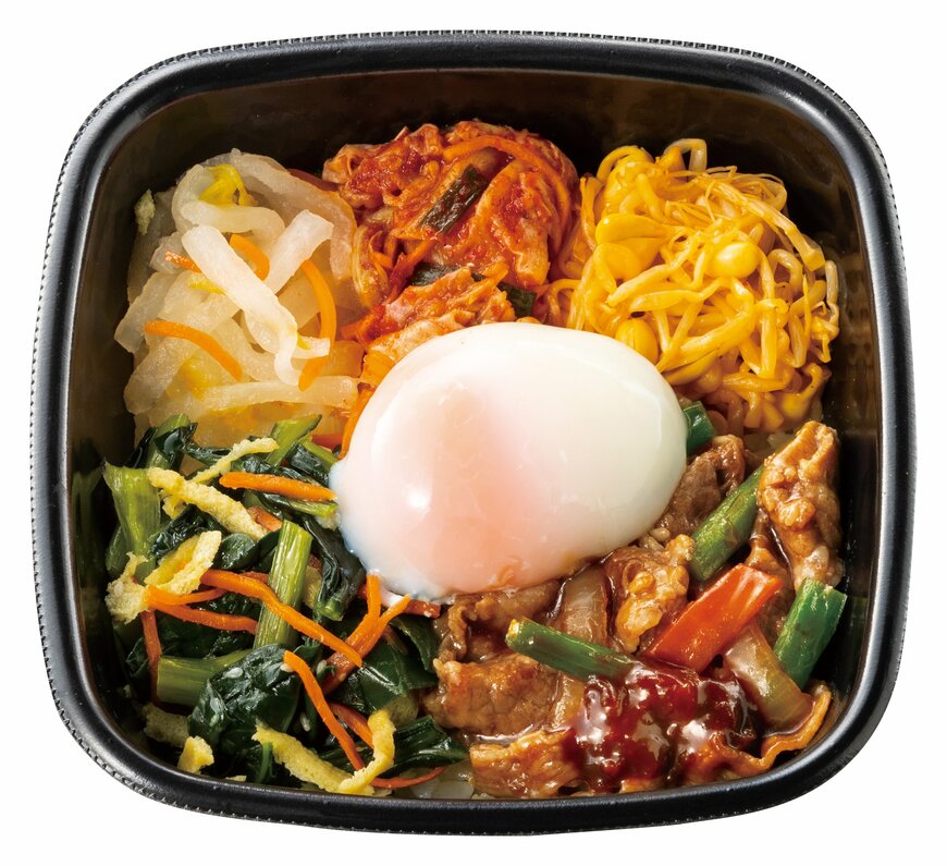 出所：株式会社プレナス「『ほっともっと』今年もやってきたアジアンフェア第一弾！甘旨ダレの牛焼肉とたっぷり野菜が混ざり合う絶妙な味わい『1/2日分の野菜が摂れる！焼肉ビビンバ』」