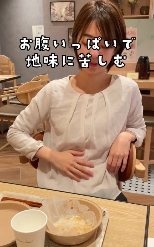 お腹いっぱいで地味に苦しむ様子