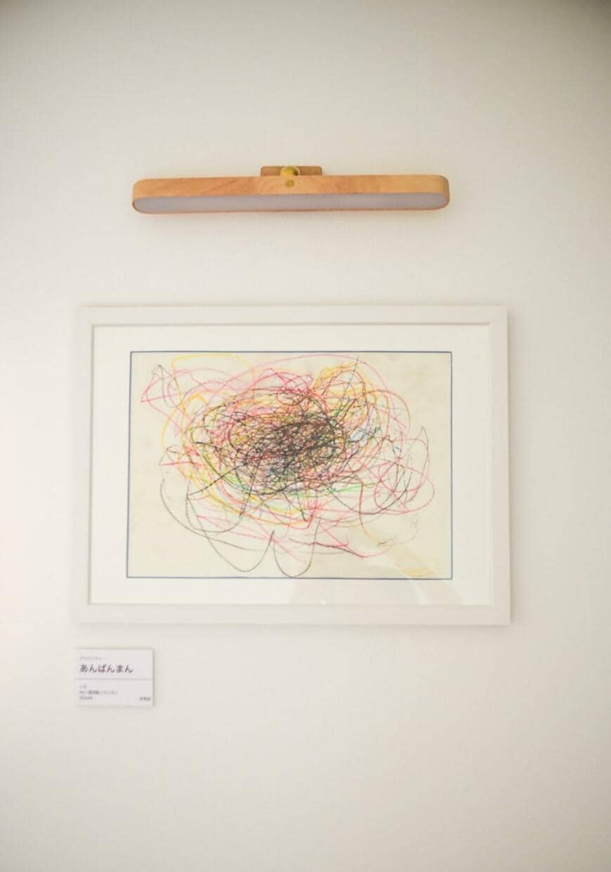 白い壁と額縁に映えるダイナミックな絵