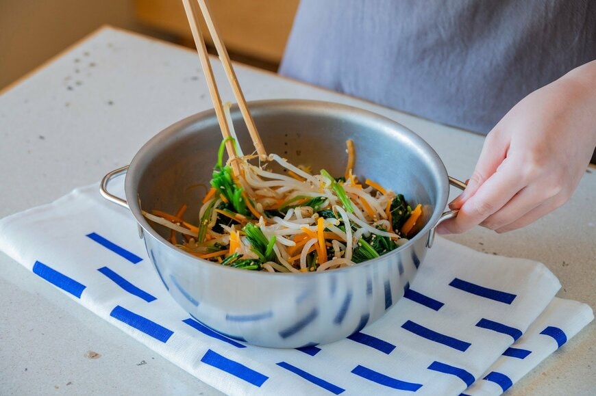 ゆでた野菜を和えている様子
