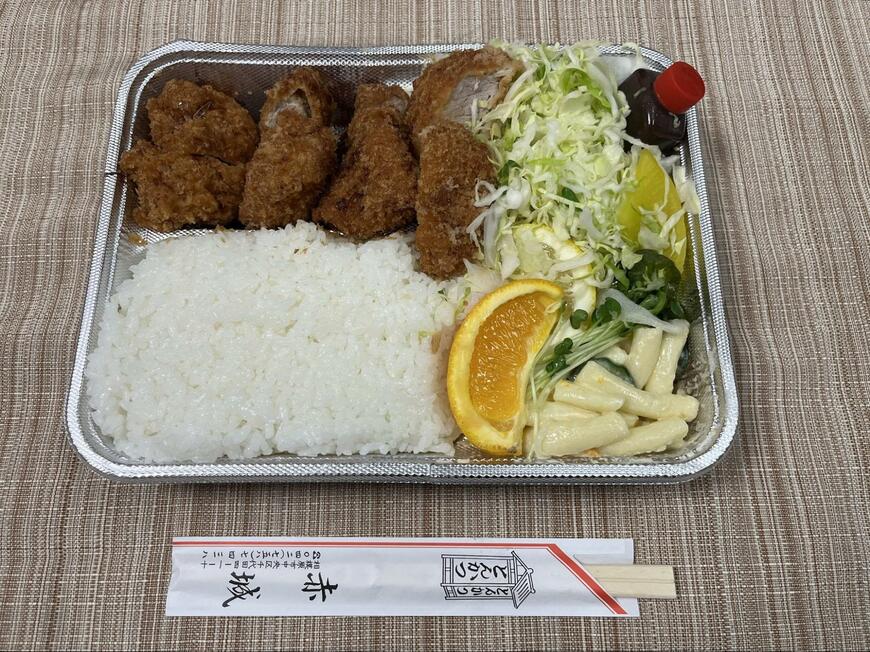 マカロニサラダもお口直しのオレンジもありますよ