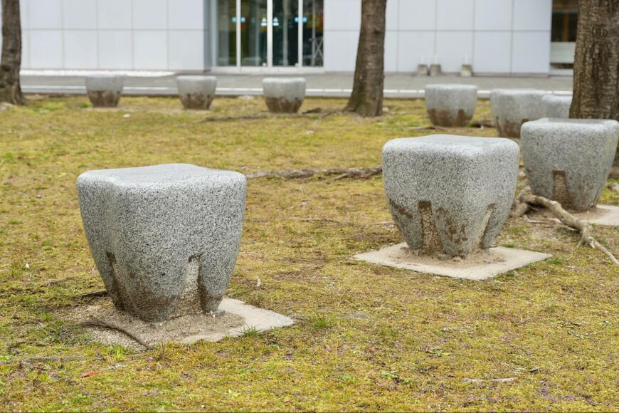 歯の形をしたベンチ