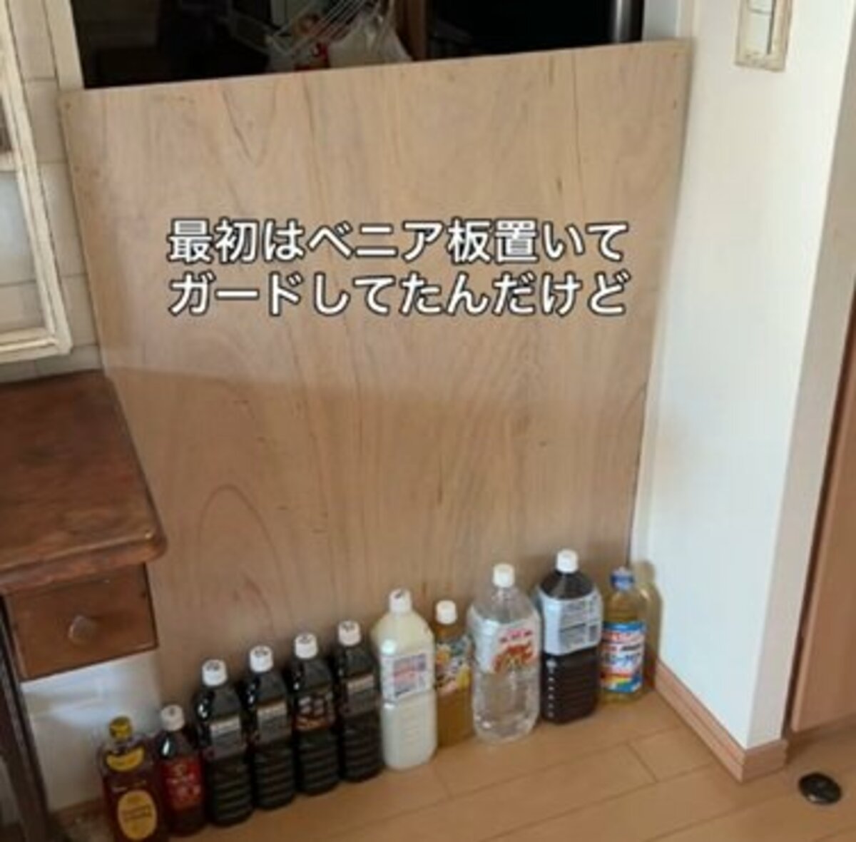 保護猫ちゃんを家族にお迎えするために…キッチンの入り口に「猫ゲート」を緊急DIY→人も猫も暮らしやすい空間に! 「素敵」と反響も ...