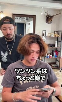 「インターン行かなダメで」と話していた男性が、カットとカラーで黒髪の無造作ショートにスタイルチェンジ