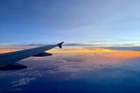 飛行機で泣き出してしまった「1歳の女の子」　客室乗務員の「気転をきかせた接客」に大反響