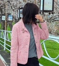 【65歳マダム】が着こなすピンクのオリジナル〈ツイードジャケット〉が素敵「なんて贅沢で可愛いツイードジャケット」の声