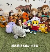 増え続ける〈大量のぬいぐるみ〉→2児ママがビーンバッグに詰めて可愛らしい「子ども用ミニソファ」をDIY！