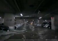 大雨で冠水した地下駐車場からの脱出劇　車載カメラが捉えた「緊迫の一部始終」に思わず目を疑う  