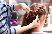 女性の美容師・理容師の給料はどのくらいか