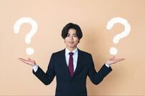 【銀行員VS公務員】年齢別の「平均月収・ボーナス」を一覧で比較！平均年収が高いのはどっち？見比べてみた