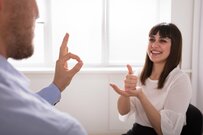 手話の勉強方法や「手話技能検定」の難易度とは？ドラマ「silent」でも大注目