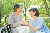 【75歳以上】医療費の窓口負担「2割」になる人《年金収入＋その他の合計所得》はいくら？